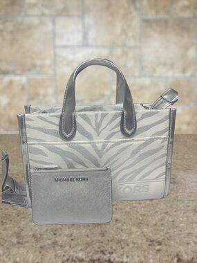 Michael Kors Gigi Small Messenger Crossbody & Matching Wallet Silver Metallic